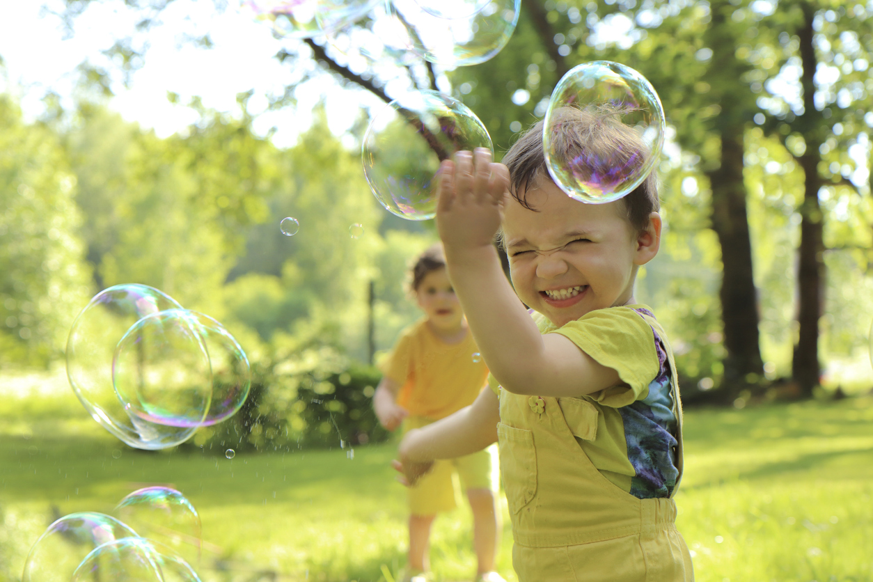 Niños jugando con burbujas