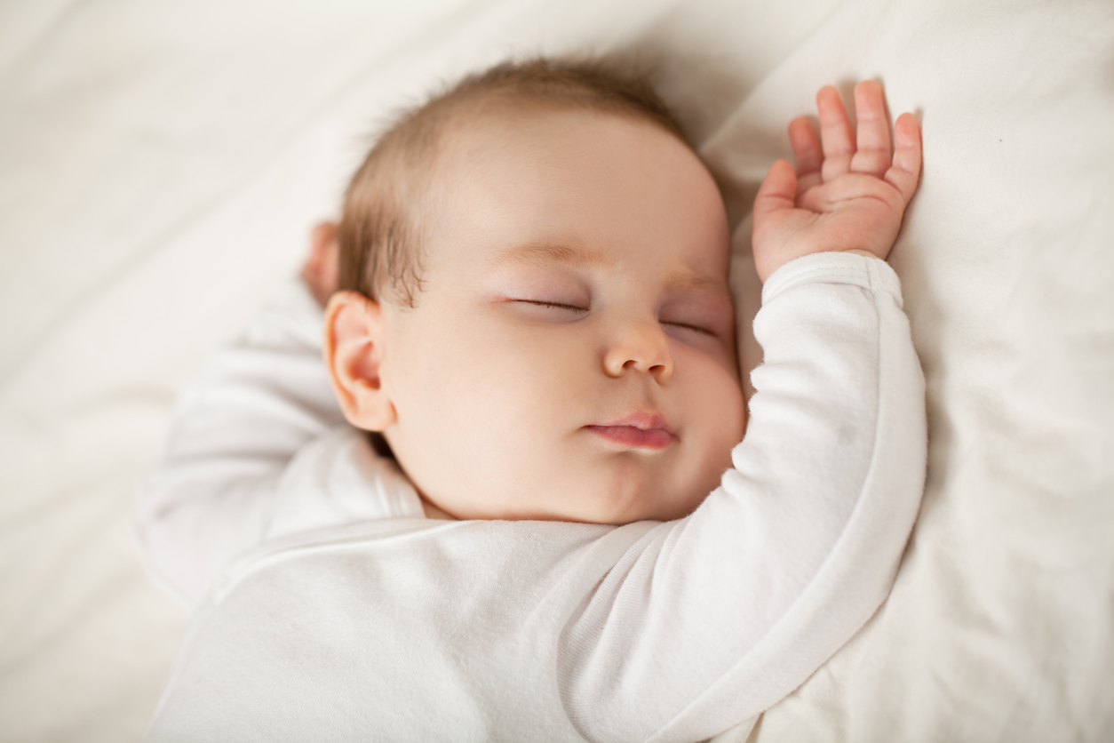 cómo hacer dormir a un bebé boca arriba
