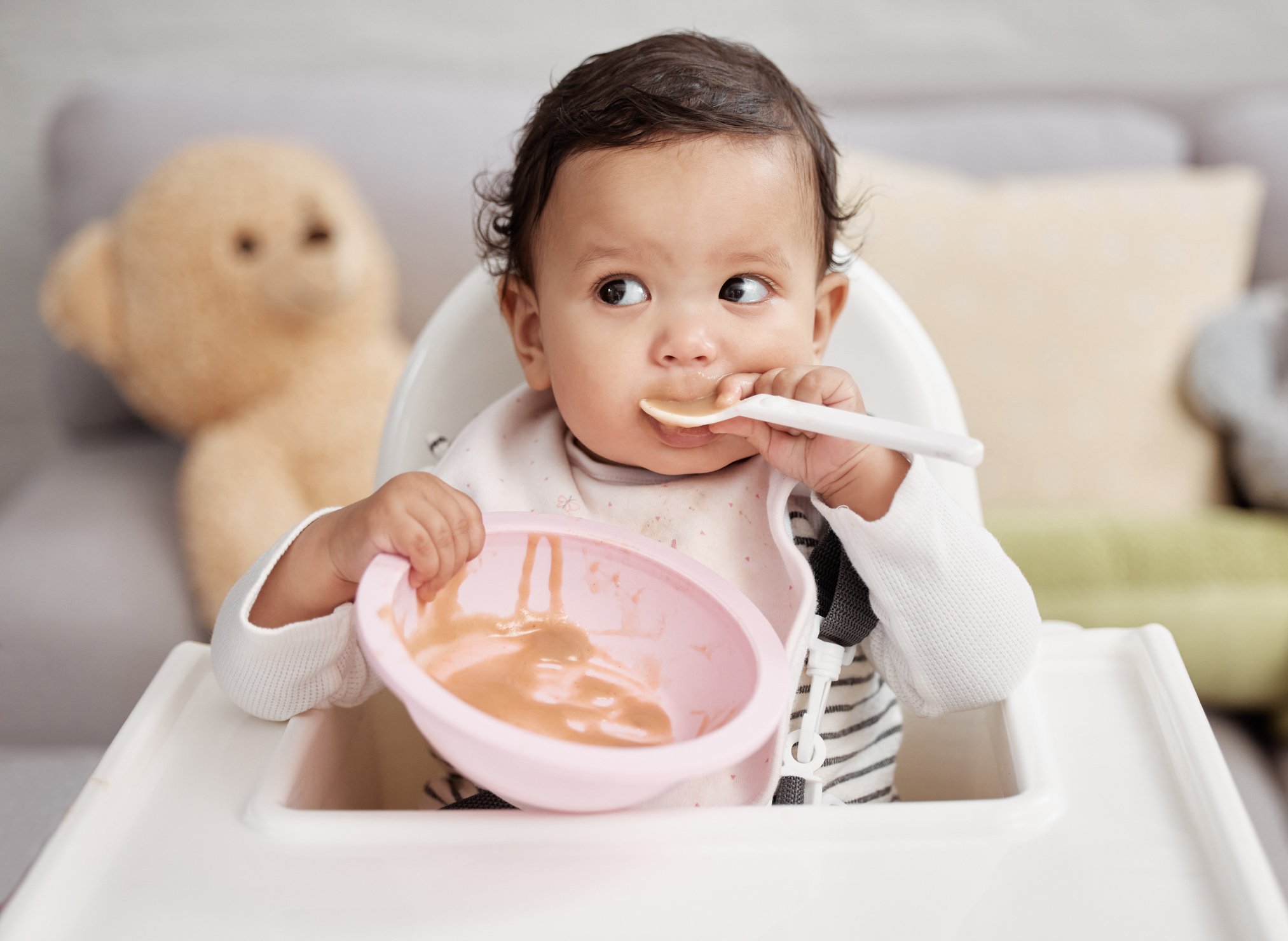 primera comida bebe sujeta cuchara