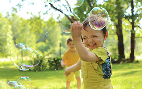 Niños jugando con burbujas
