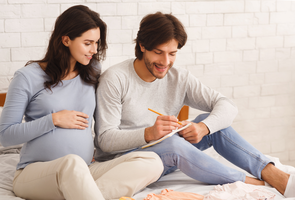 pareja busca nombre para bebés